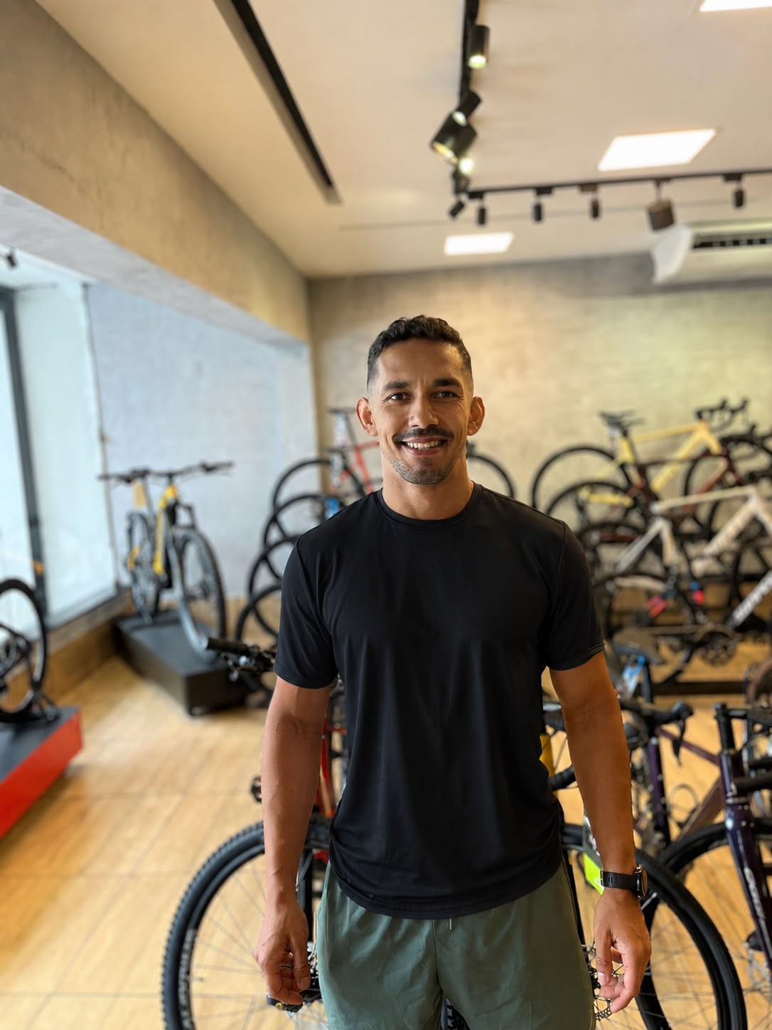 Átila Rodrigues, fisioterapeuta e bike fitter, em seu estúdio